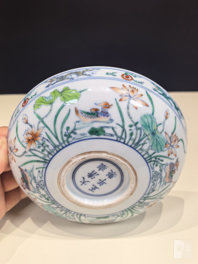 清雍正 斗彩鸳鸯荷塘图卧足盘一对 - 图18